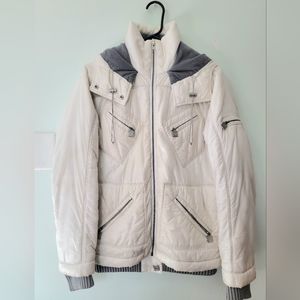 CHANEL PEARL WHITE PUFFER JACKET. Size 34